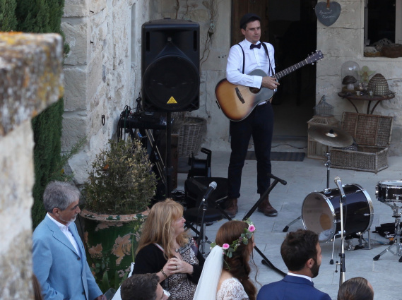 Lewis Larke  - Singer, Musician &amp;amp; DJ (solo-trio) — photo 5