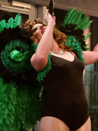 Artiste de Music-Hall/Cabaret Drag Queen — photo 11