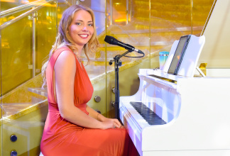Lara Bruyelles — Pianiste-Chanteuse